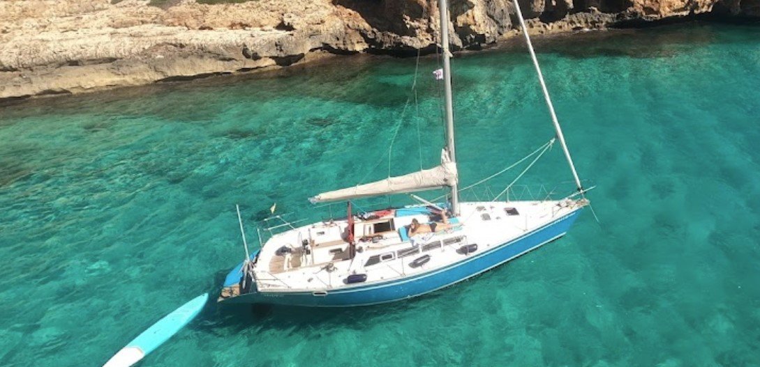 Velero para un plan en pareja en mallorca