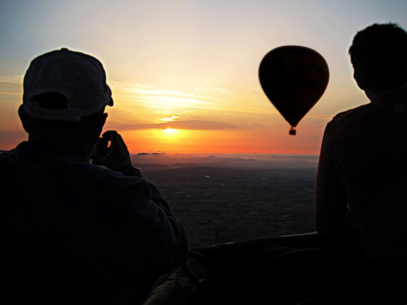 salida del sol y globo