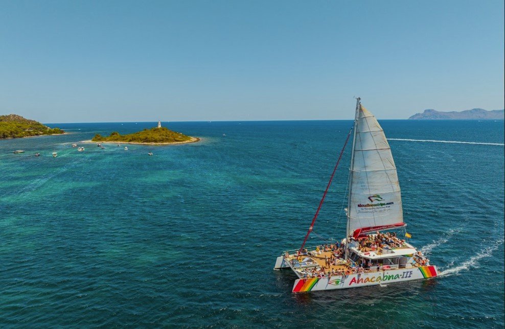 catamaran sailing
