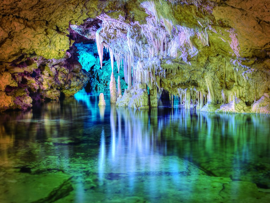 blue cave con lake