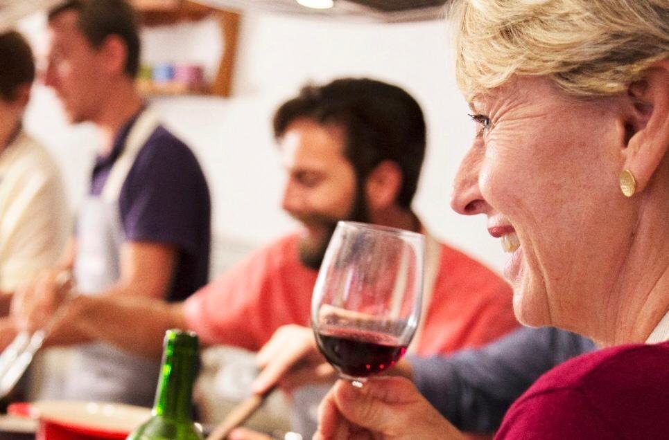 drink a glass of wine with the dinner