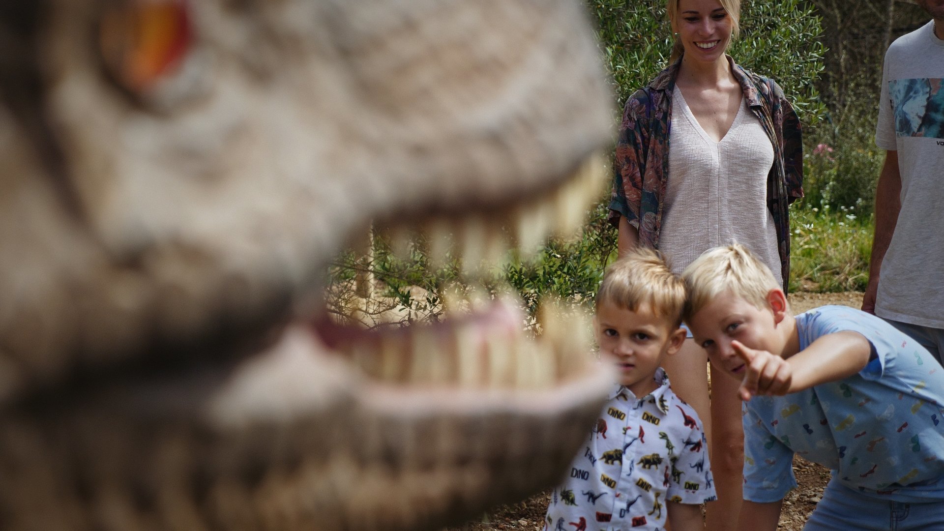 dinosaur baring its teeth