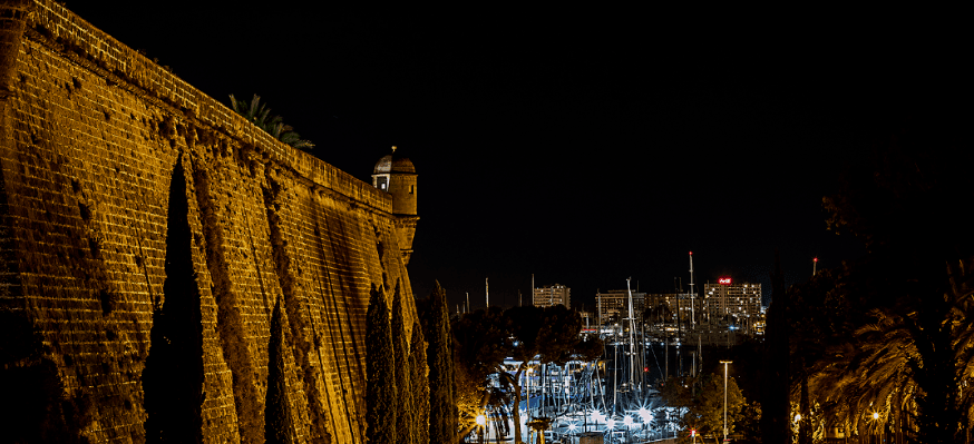 Are the shops open in Palma at night
