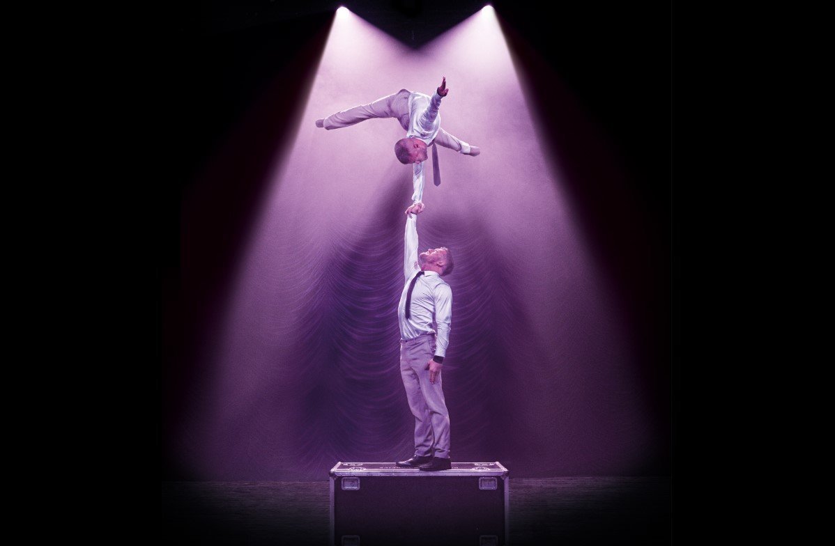 son amar acrobats exhibit