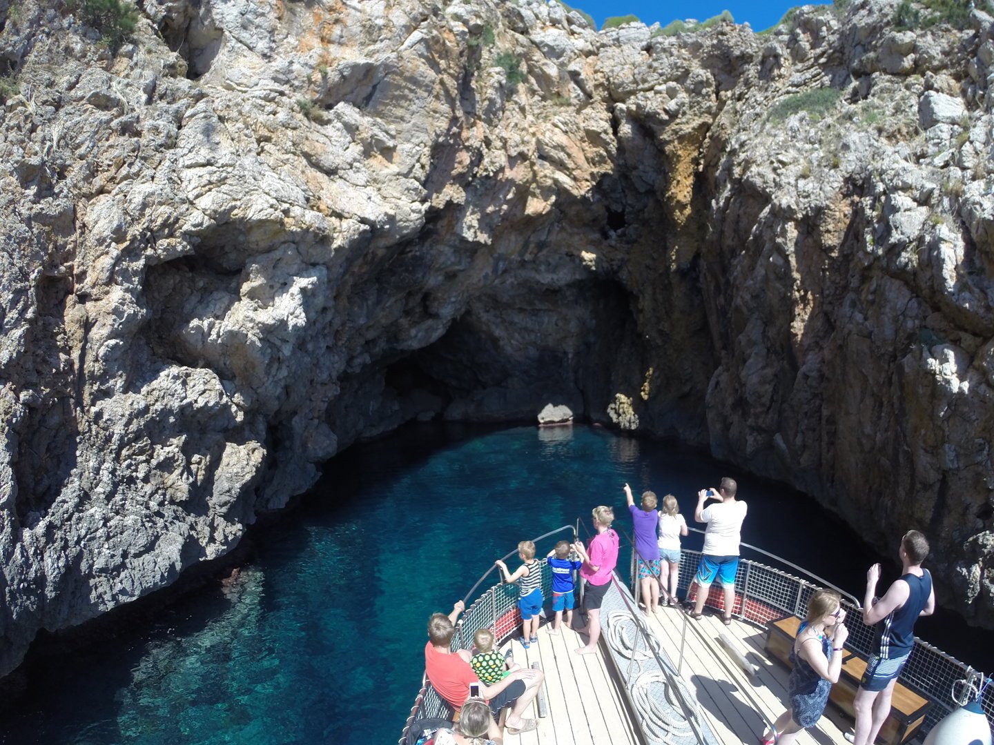 visitando una cueva marina